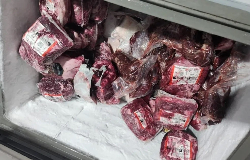 PF destrói quase duas toneladas de alimentos contrabandeados, em Foz do Iguaçu