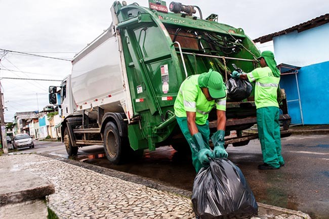 Coletores de lixo de Paiçandu voltam a pegar carona no caminhão durante trabalho