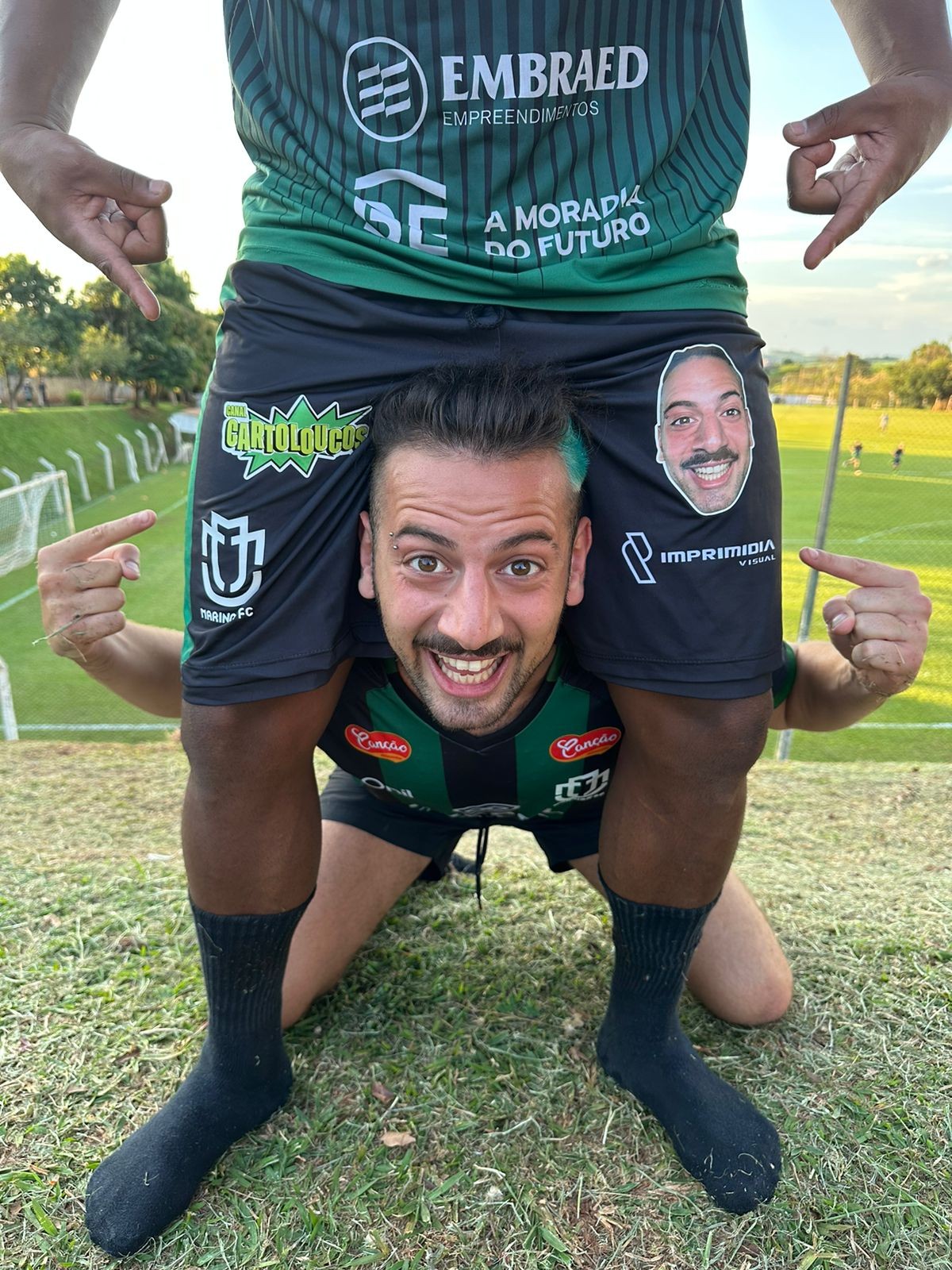 ‘Cartolouco’ patrocina MFC estampando próprio rosto no uniforme do time