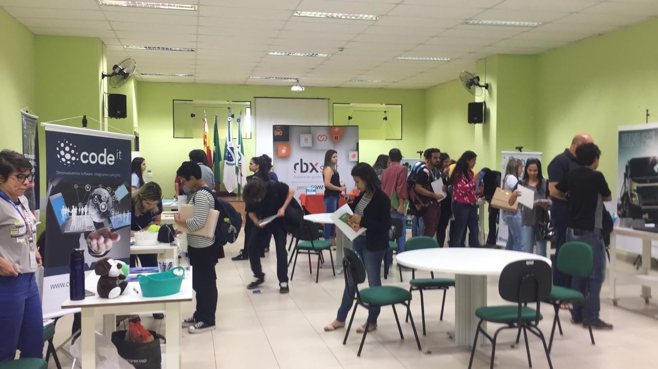 Milhares de pessoas procuram uma oportunidade