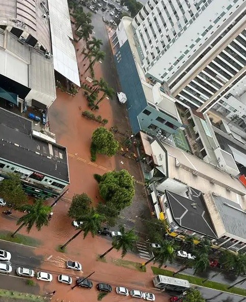 Chuva volta a causar estragos em Maringá; pelo menos 10 mil imóveis estão sem luz