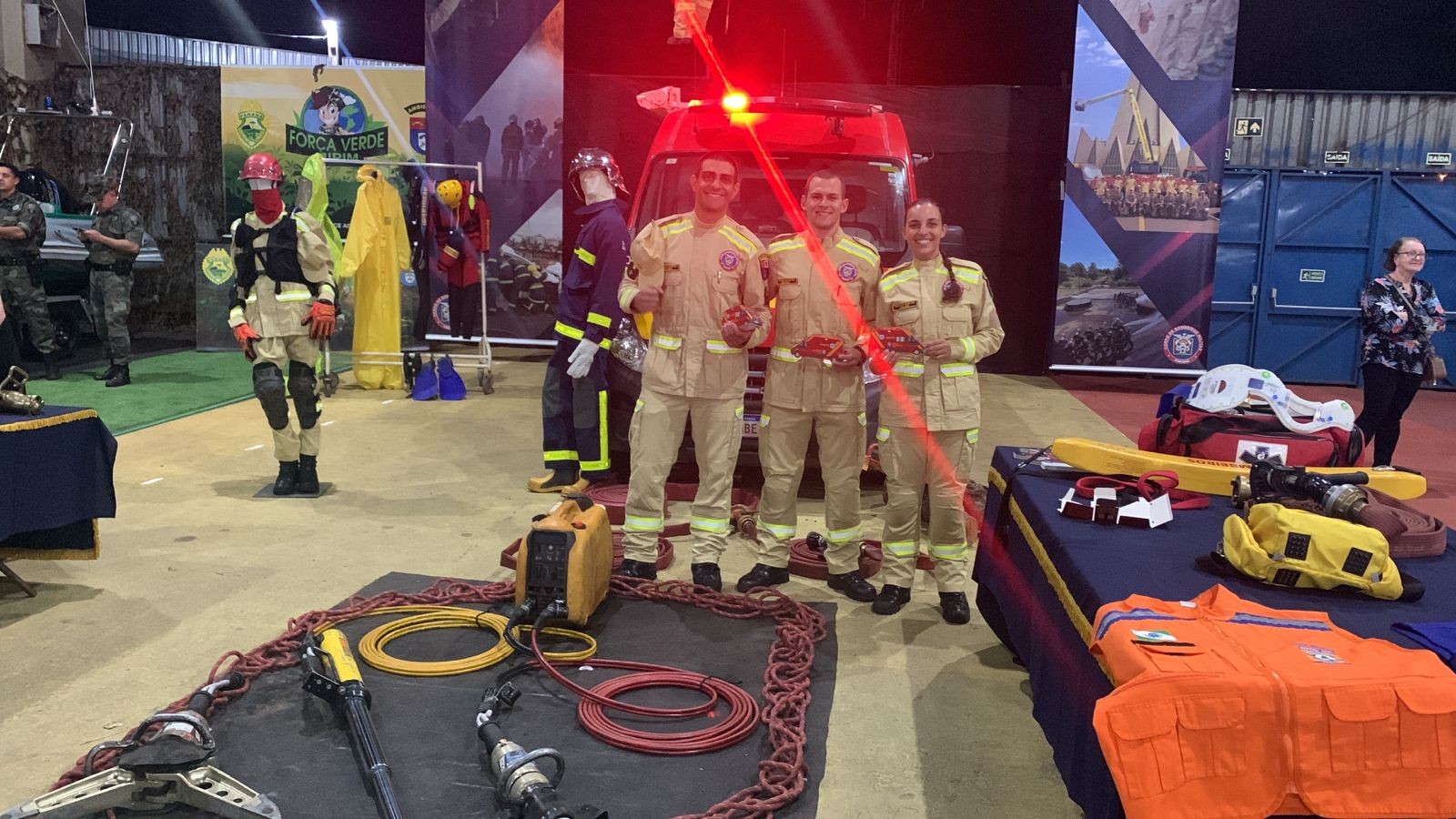 Equipamentos do Corpo de Bombeiros estão expostos em estande da Expoingá