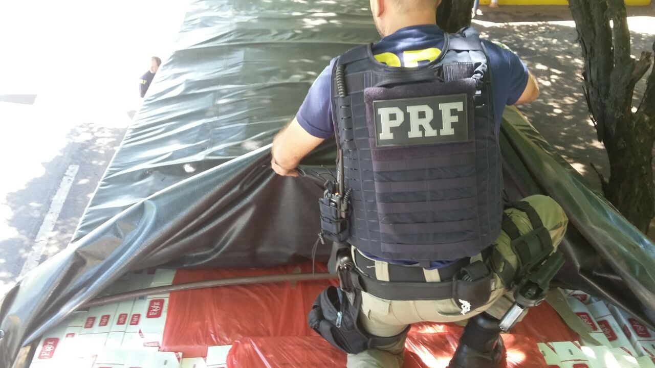 PRF apreende quase 500 mil maços de cigarros em Maringá