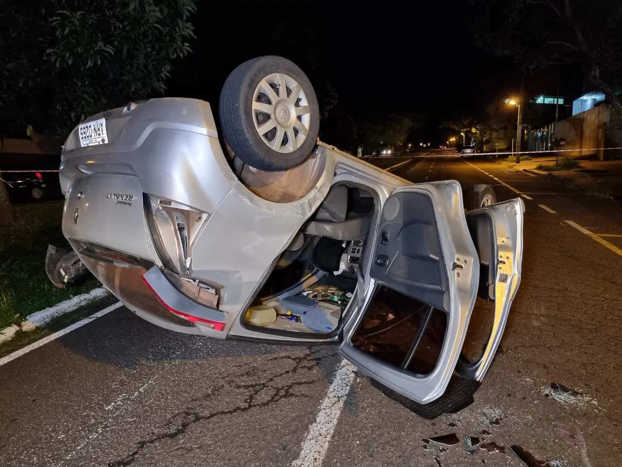 Criança de 2 anos sai ilesa de capotamento graças à cadeirinha