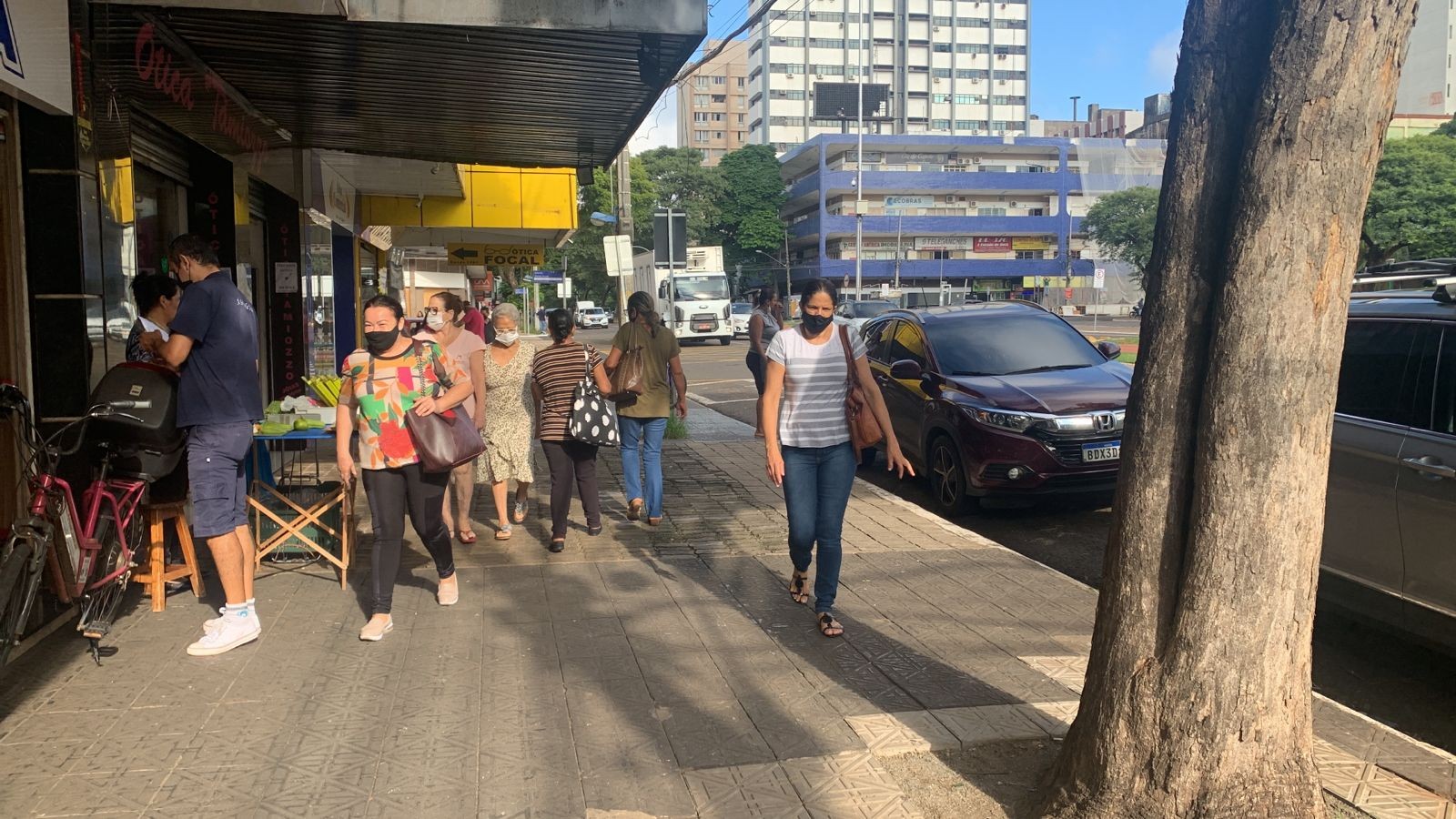 Nas ruas, maringaenses ainda estão divididos sobre tirar ou não as máscaras