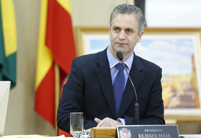 Três semanas após anunciar primeira medida, Maia vive momento crítico