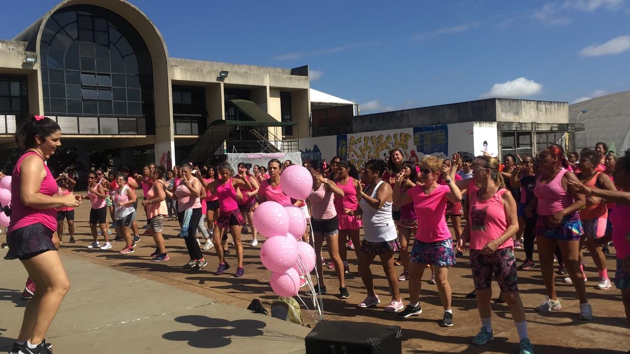 Aulão de ginástica reúne alunas de centros esportivos de Maringá