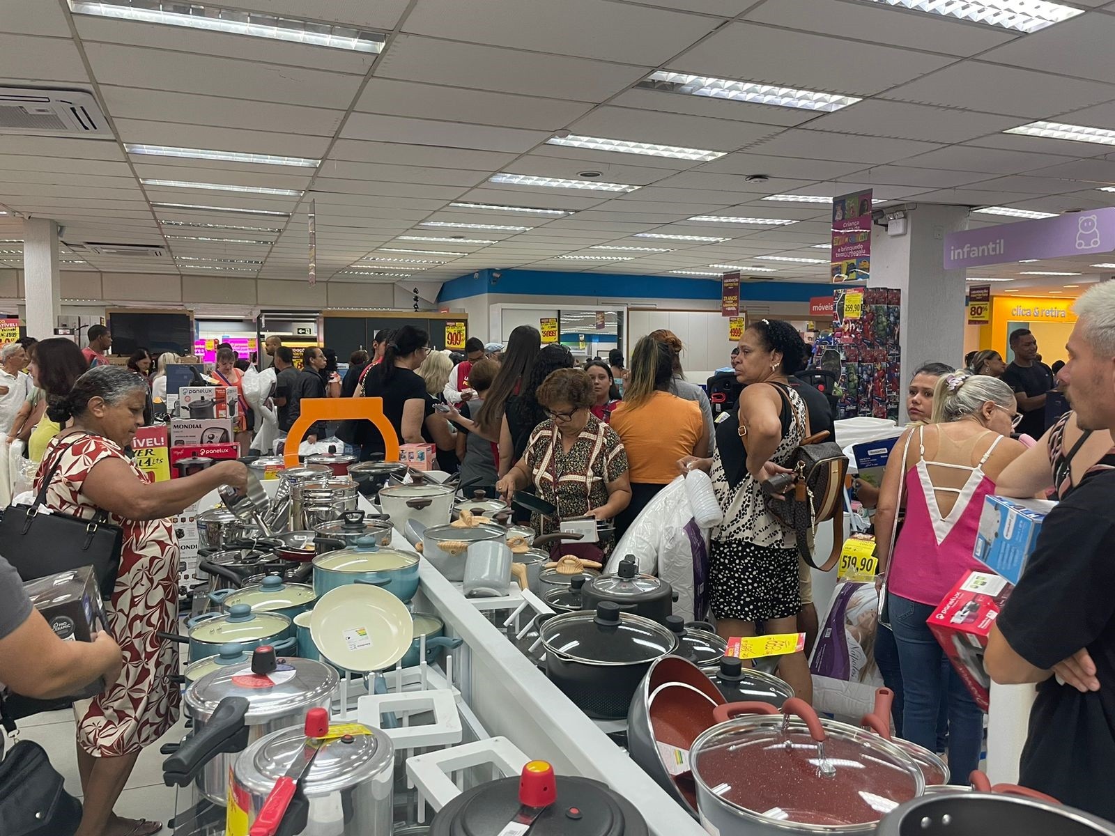 Liquidação de início de ano movimenta lojas do comércio de Maringá