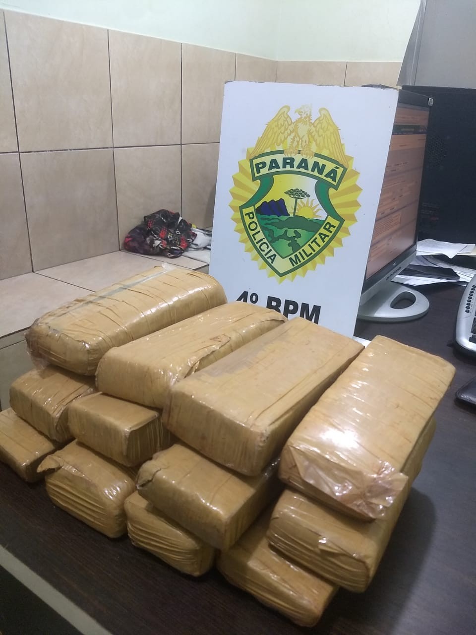 Após denúncias, PM prende homem e encontra droga em telhado