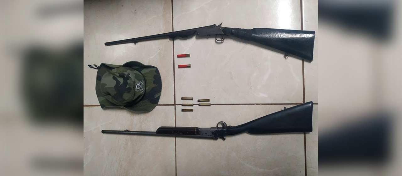 Dupla é presa com espingardas após denúncia de caça de animais silvestres