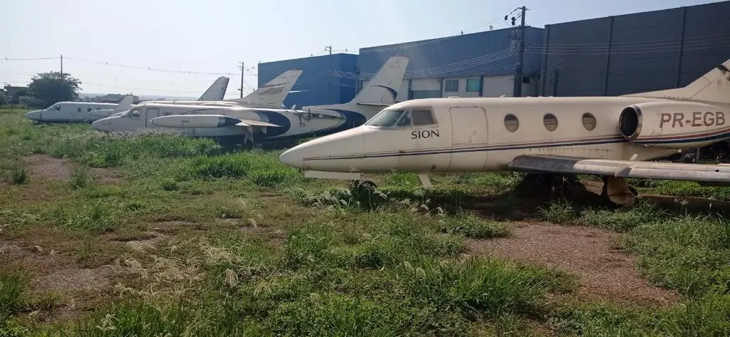 Em Maringá, ‘cemitério de aviões’ no aeroporto guarda aeronaves que custam milhões de reais