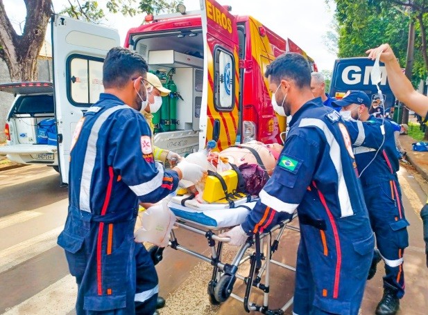 Motorista invade preferencial e atinge motociclista em Maringá
