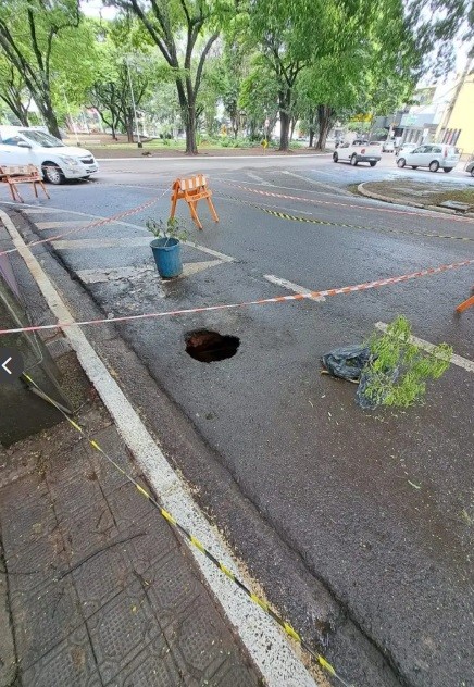 Buraco se abre em movimentada avenida de Maringá e parte da via é interditada