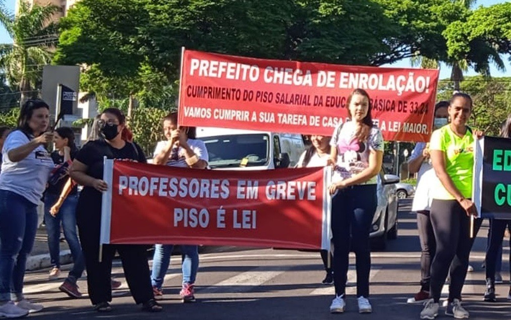 Professores da rede municipal de ensino de Umuarama entram em greve