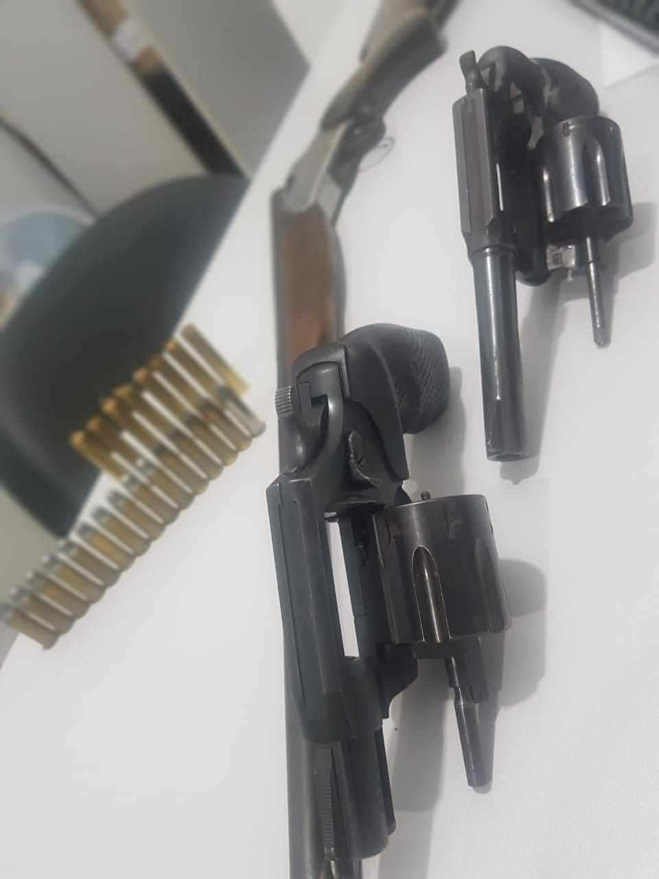 Polícia encontra armas e munição na casa de suspeito de homicídio