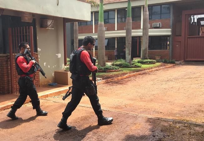 Dois presos e um agente de cadeia são mantidos reféns na PEM