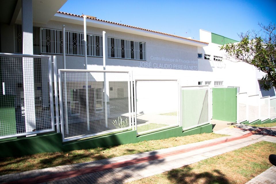 Mulher aparece só de toalha em frente a creche de Maringá