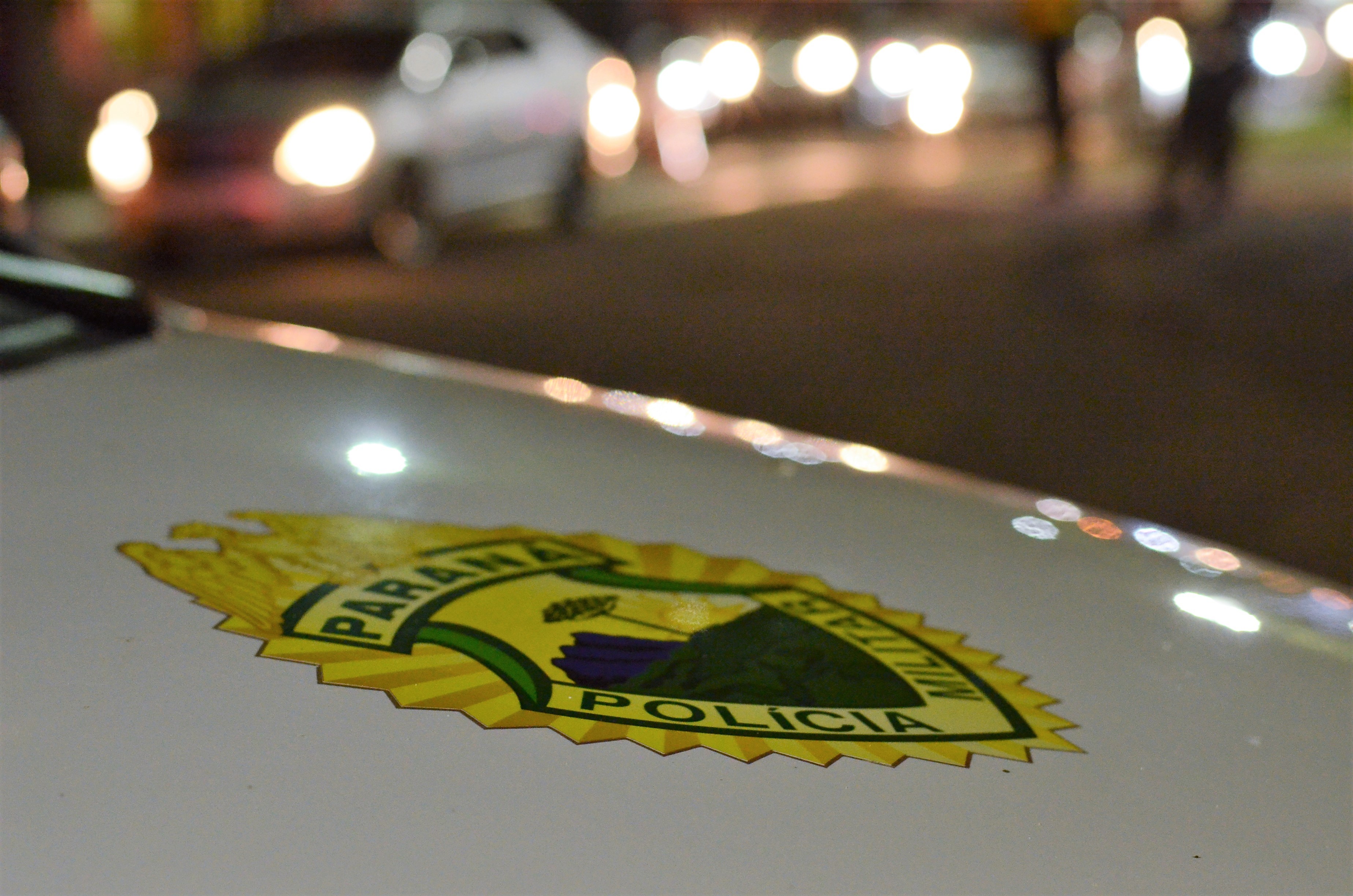 Após fugir da PM e subir em telhado, jovens são presos por tráfico de drogas