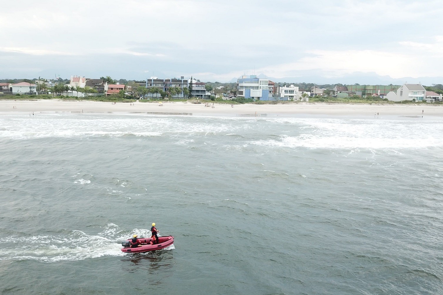 Seguem as buscas por menina que desapareceu na praia de Guaratuba