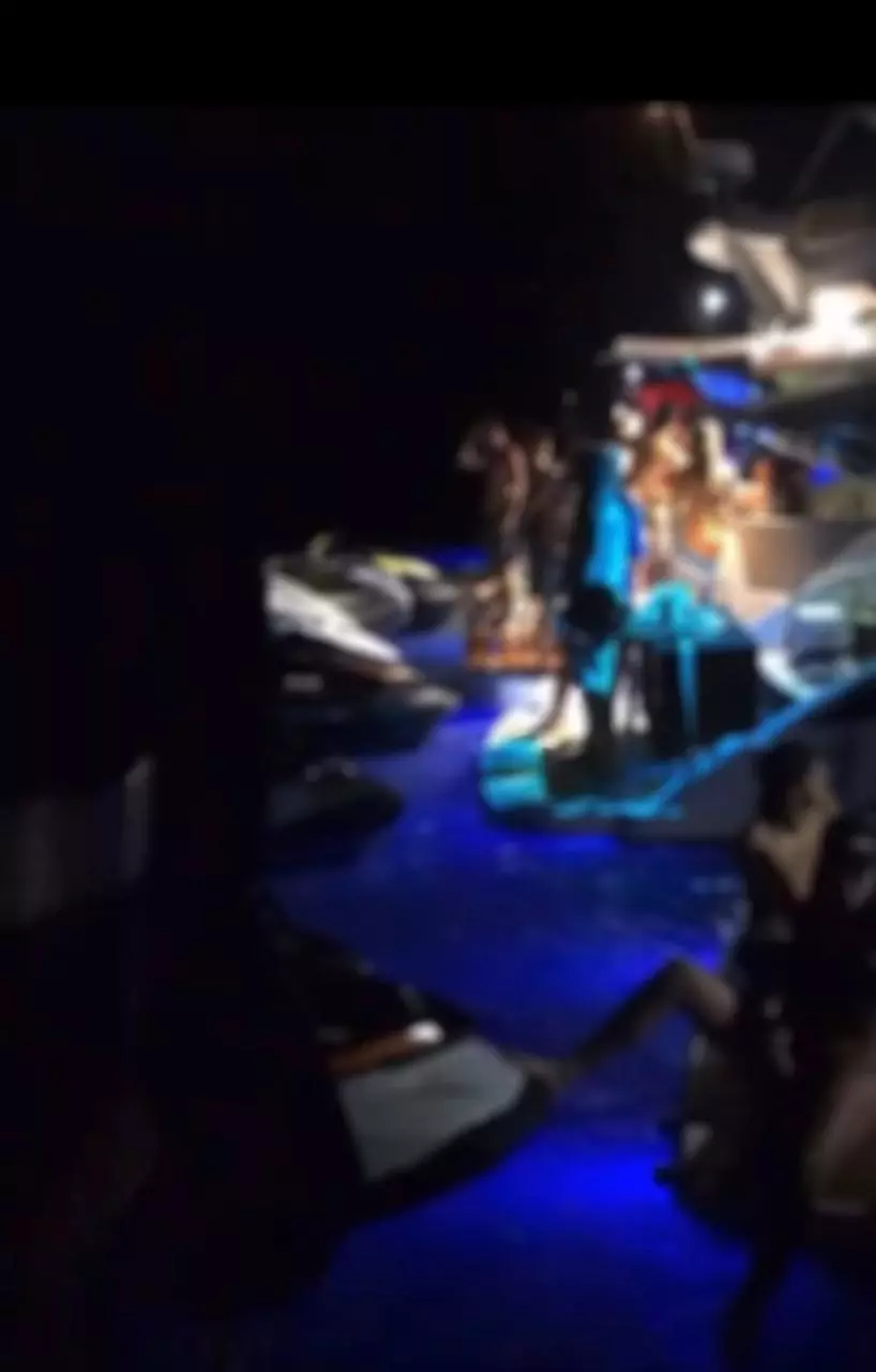 Jovens fazem festa em lanchas com música alta e aglomeração em Porto Rico