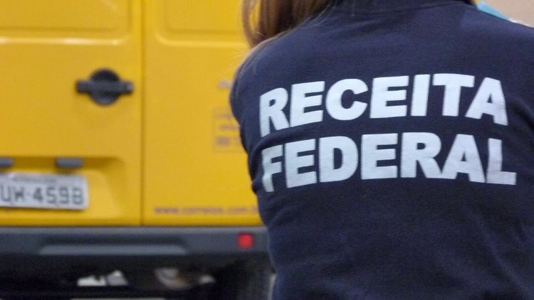 Auditores fiscais querem direito de portar arma funcional