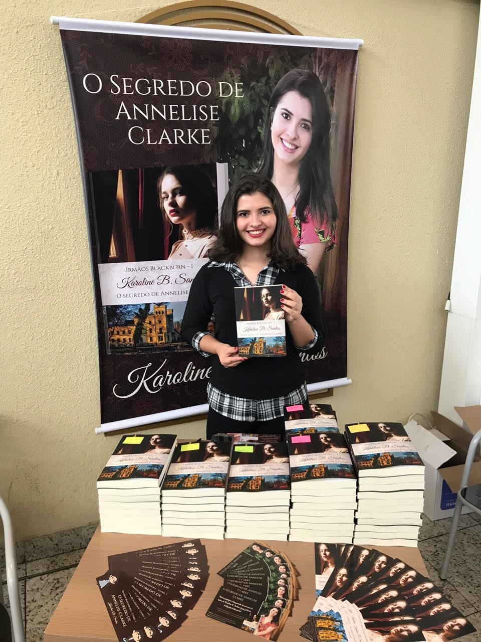 Aos 20 anos, autora maringaense publica terceiro livro