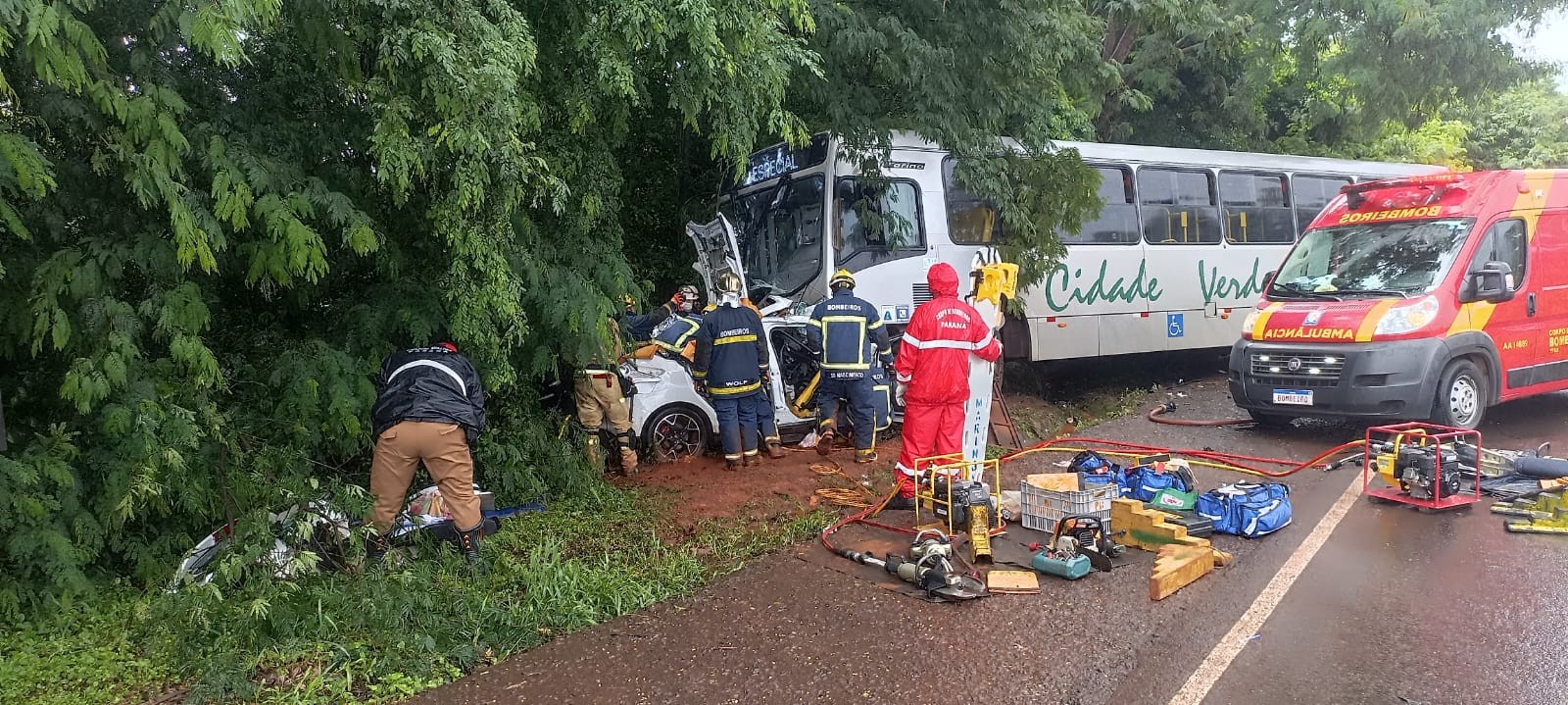 Carro invade pista e bate de frente com ônibus em Doutor Camargo