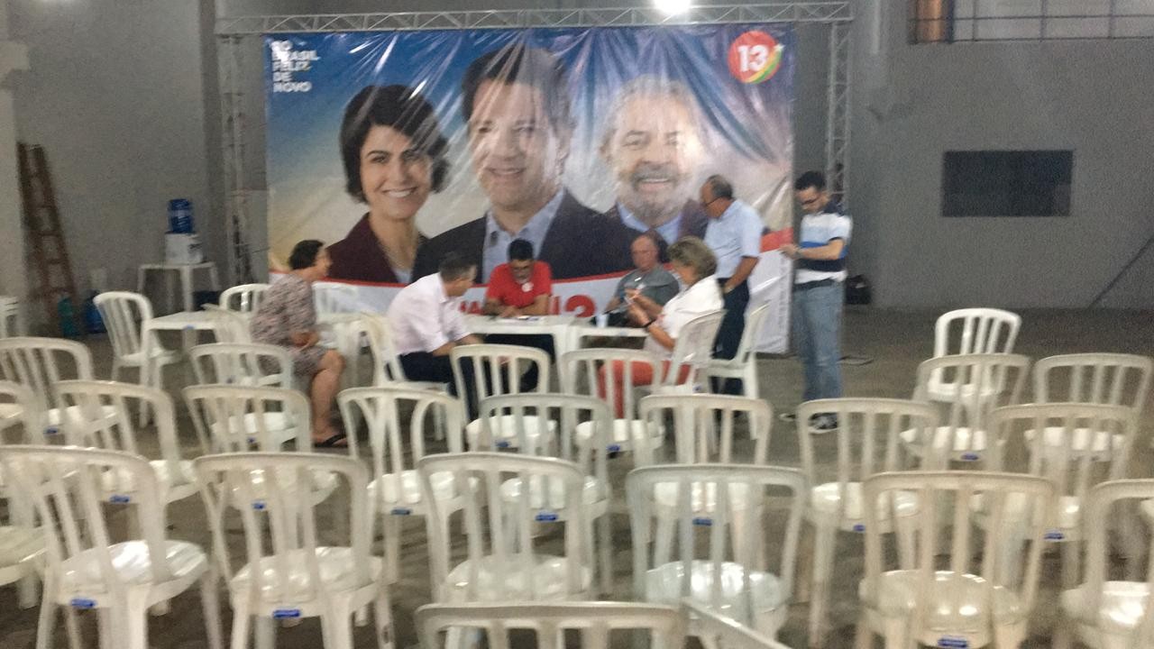 Correligionários se reúnem em sede do partido