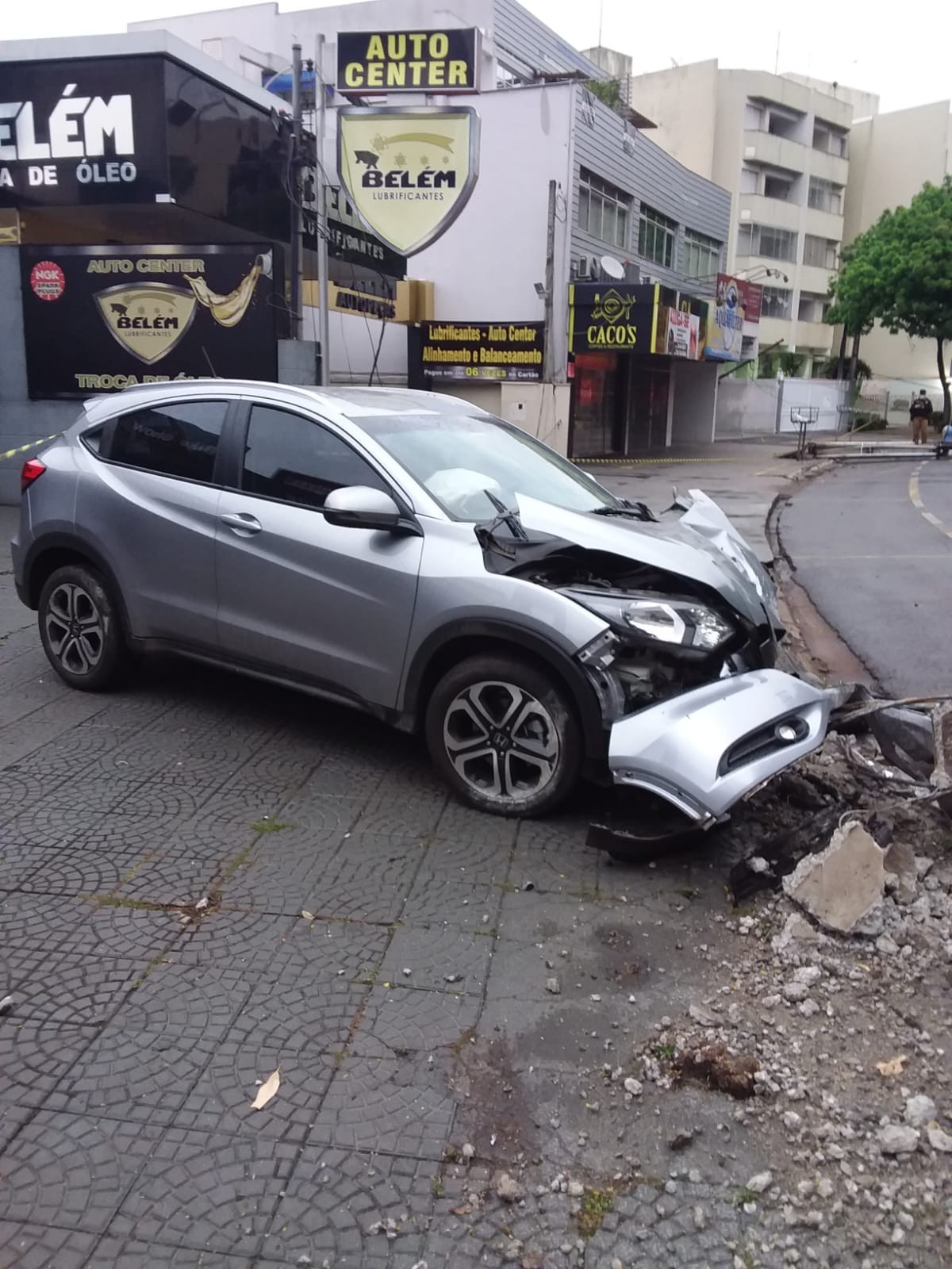 Vídeo: carro bate em poste na rotatória da Praça Manoel Ribas