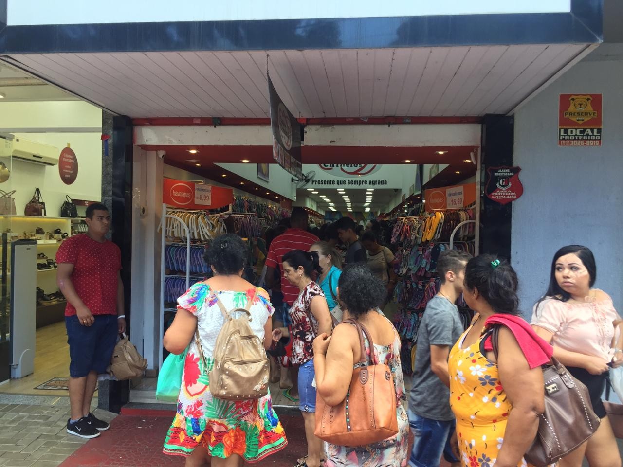 Troca de presentes lota as lojas do comércio de Maringá