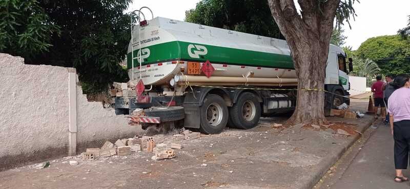 Motorista sofre infarto e caminhão atinge muro de casa em Maringá