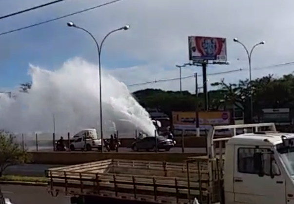 Agentes de trânsito orientam motoristas próximo ao Parque de Exposições de Maringá