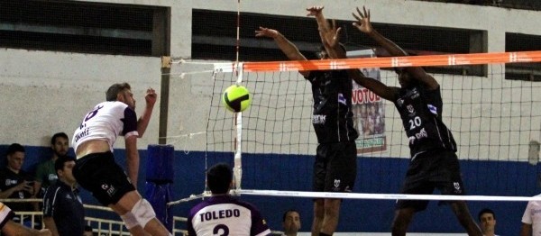 Maringá vence mais uma no Paranaense de Vôlei