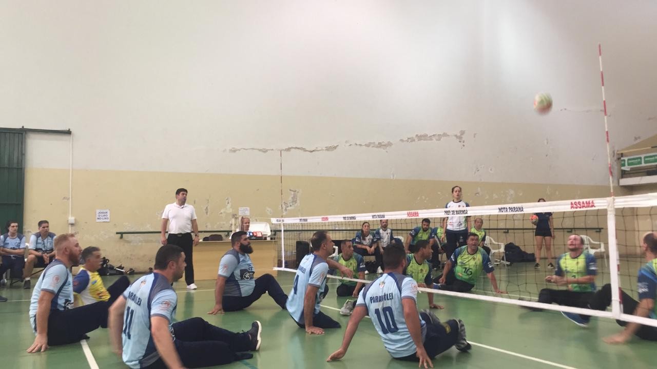 Quase 60 atletas participam do Paranaense de Paravôlei