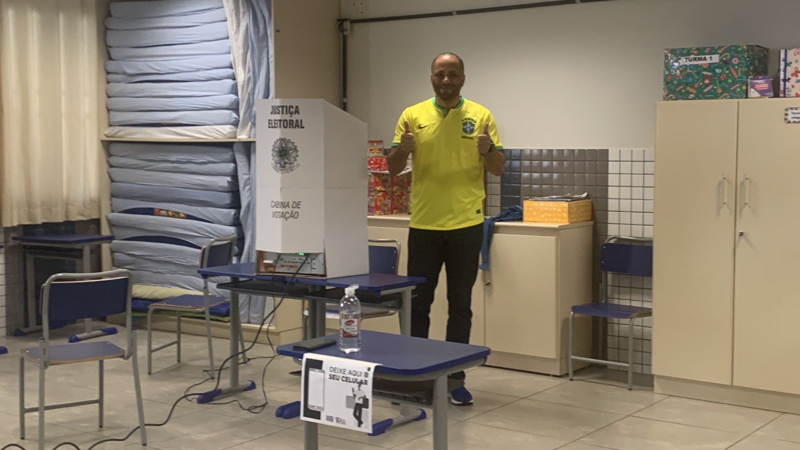 Deputado Do Carmo vota na Escola Helenton Borba Cortes em Maringá