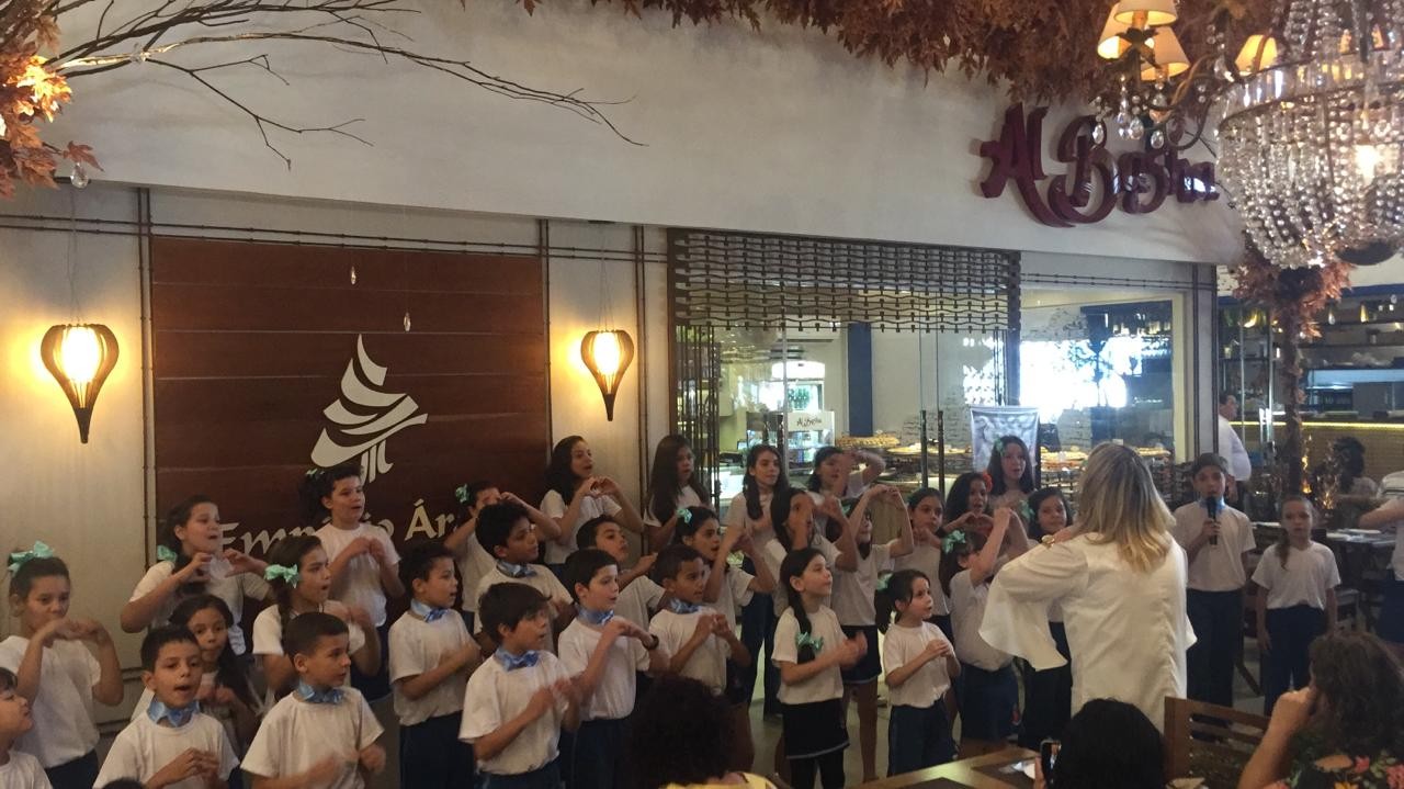 Crianças de escolas municipais de Maringá cantam em espaços públicos