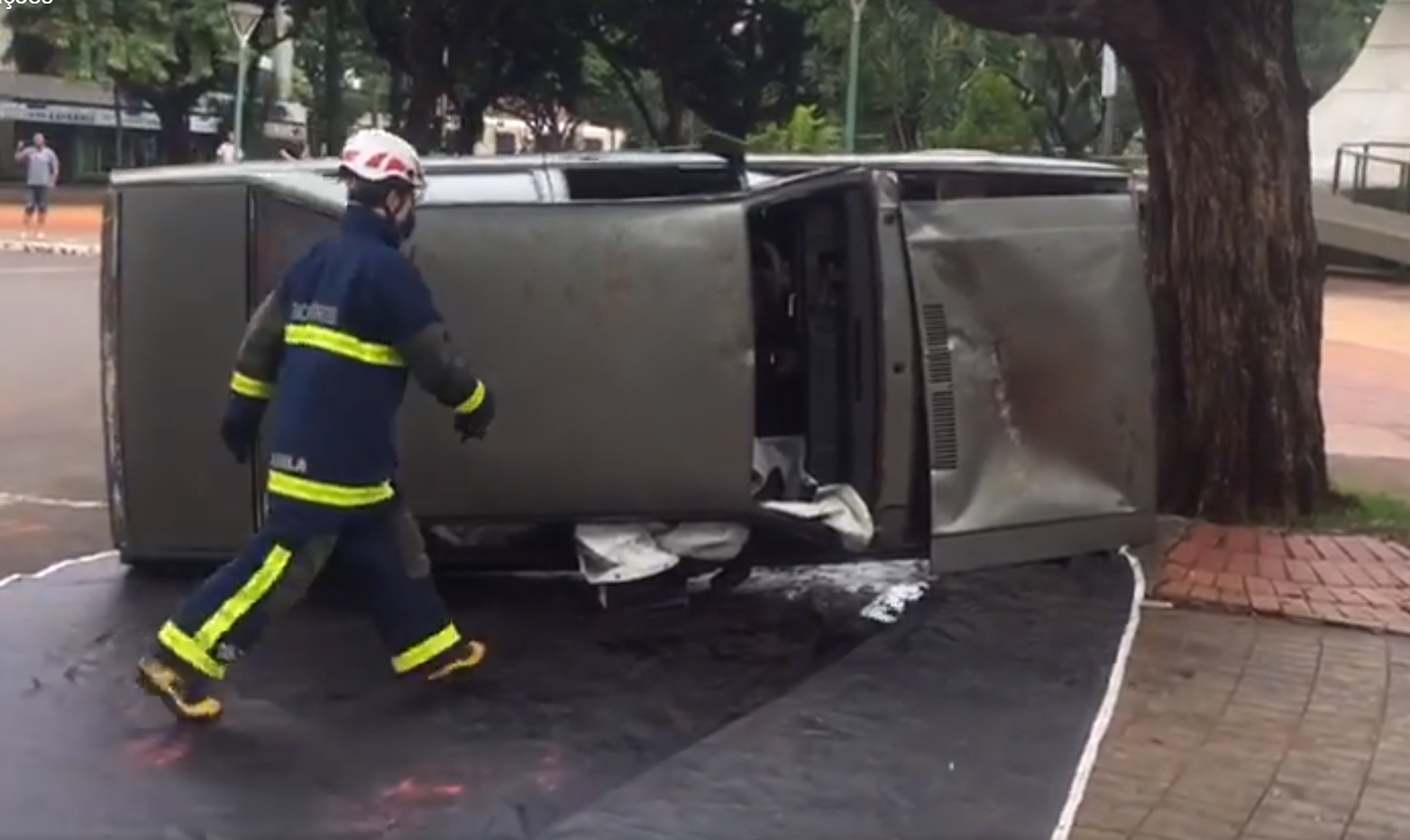 Resgate em acidente simulado atrai atenção no centro de Maringá