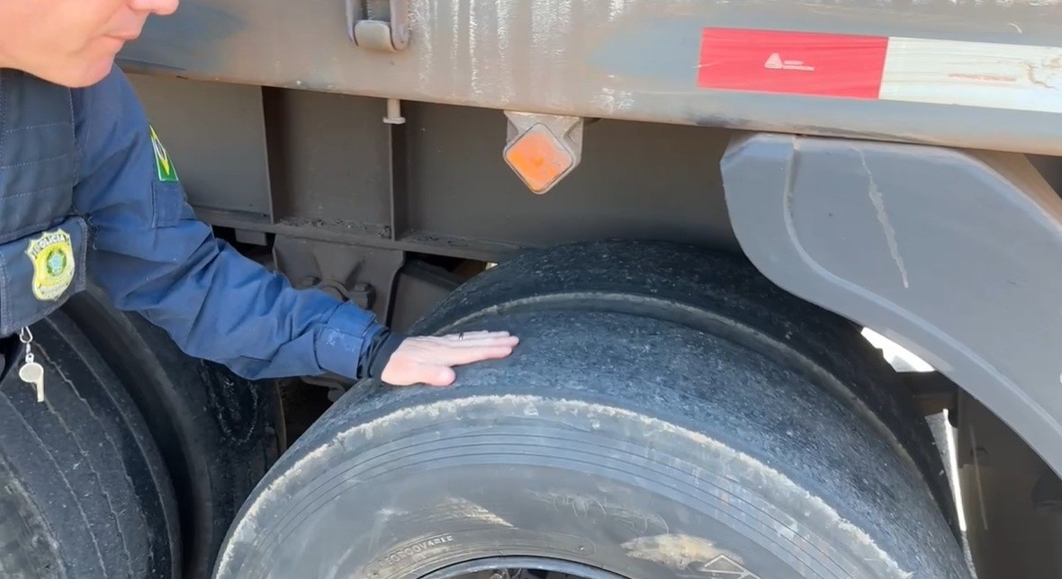 Caminhão com pneus lisos é retido pela PRF duas vezes em 24h