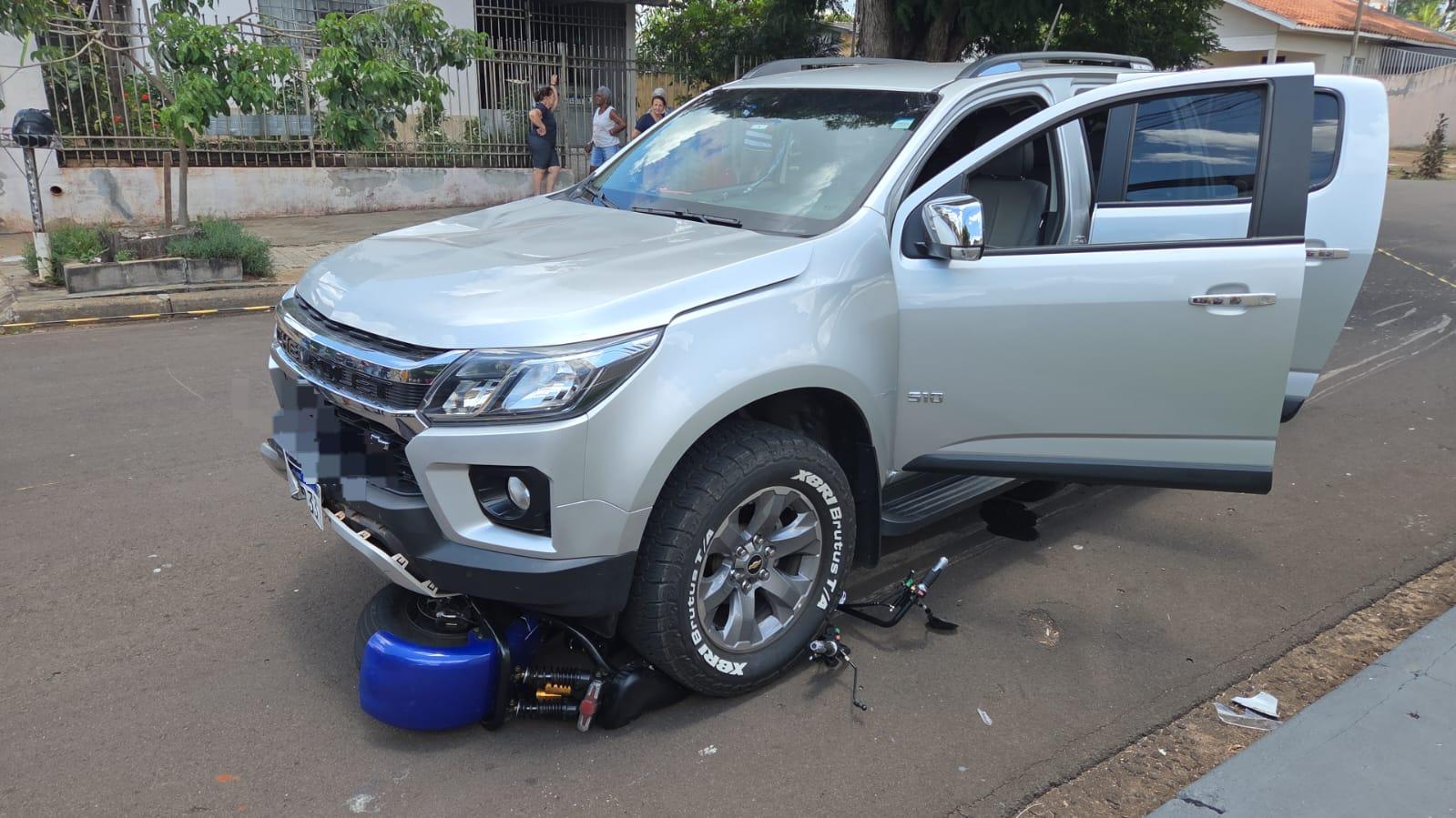 Adolescente em moto elétrica fica ferido em acidente em Maringá