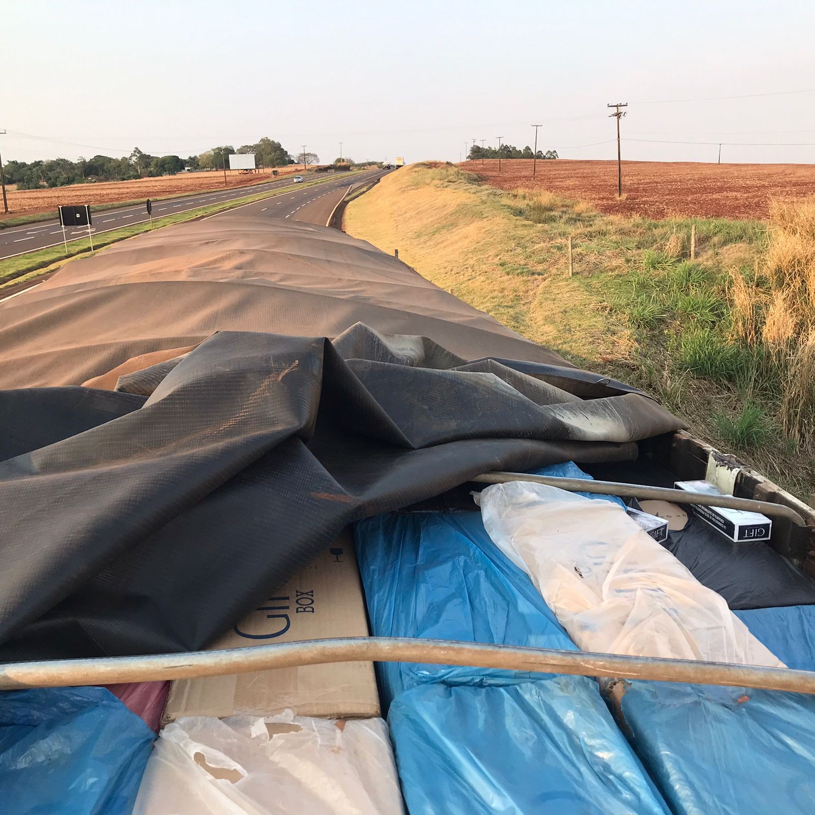 PF, PM e PC apreendem carga de R$ 2 milhões em cigarros na região de Maringá