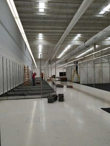 Shopping destruído por incêndio começa a montagem de estandes provisórios