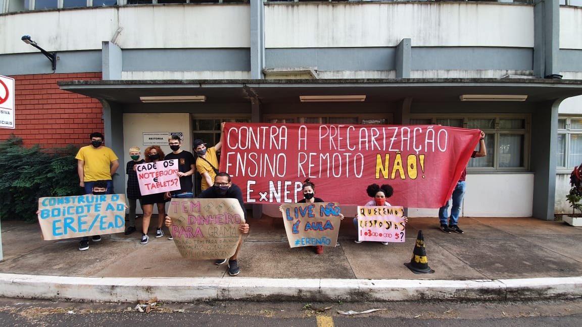 Estudantes da UEM entregam carta de reivindicações para reitor