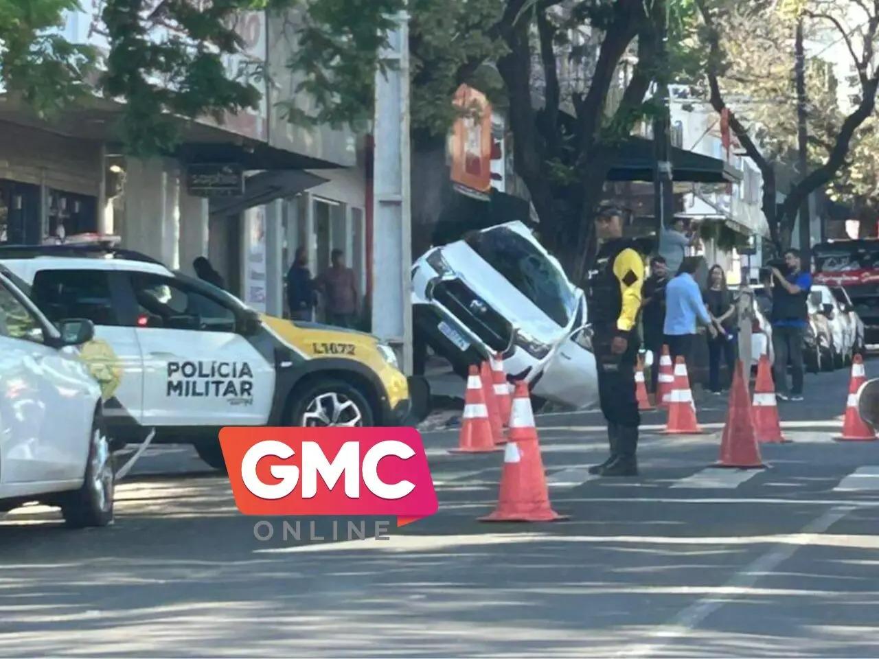 Caminhonete capota na avenida Paraná em Maringá após batida em cruzamento