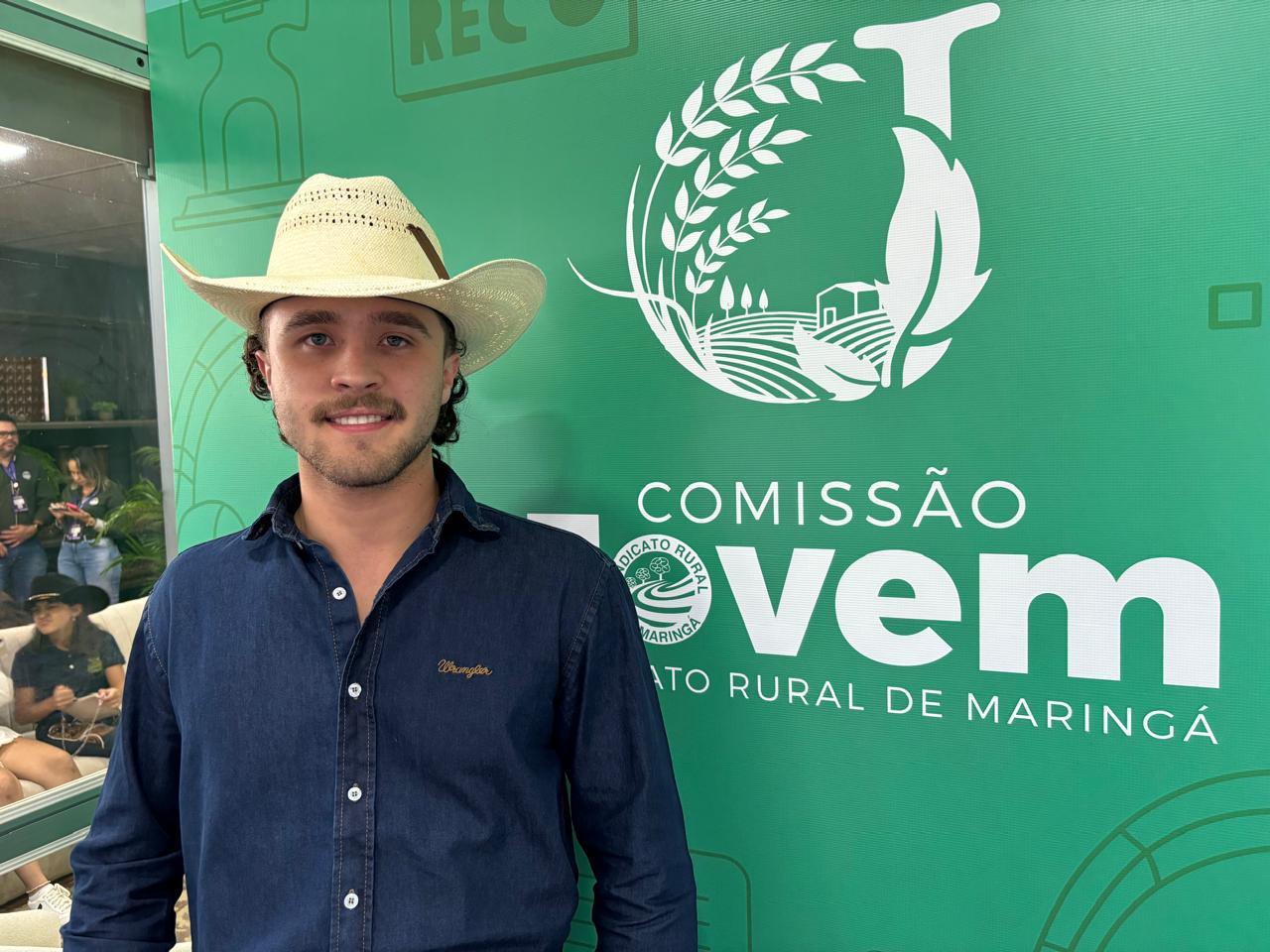 Influenciador Murilo Groth  faz palestra no estande do Sistema Faep