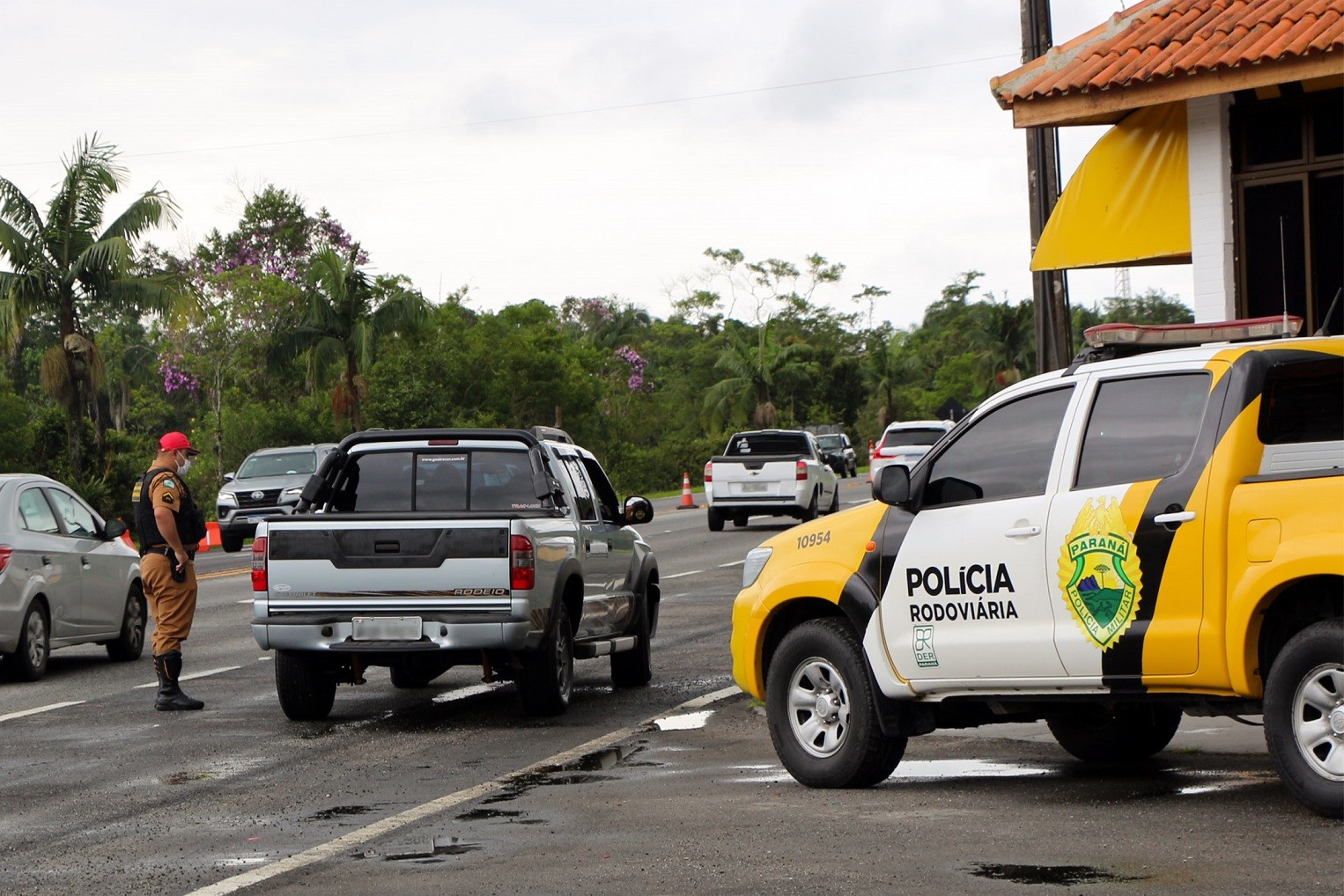 Carro com placas de Maringá bate em ônibus de linha na PR-180