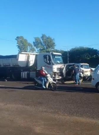 Três pessoas ficam feridas em acidente na BR-376 em Maringá