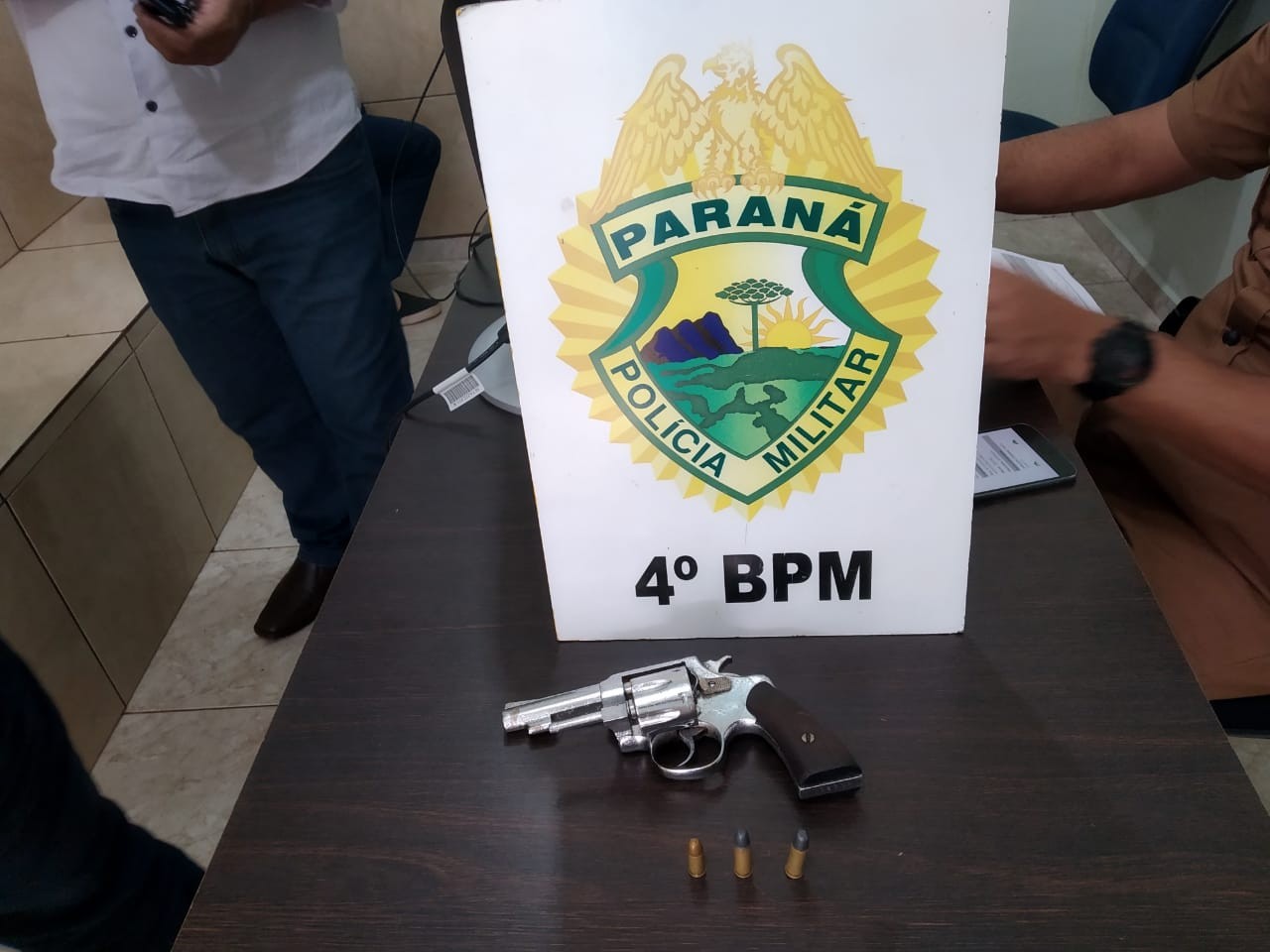 Homem com mandado de prisão em aberto é detido com a ajuda de populares