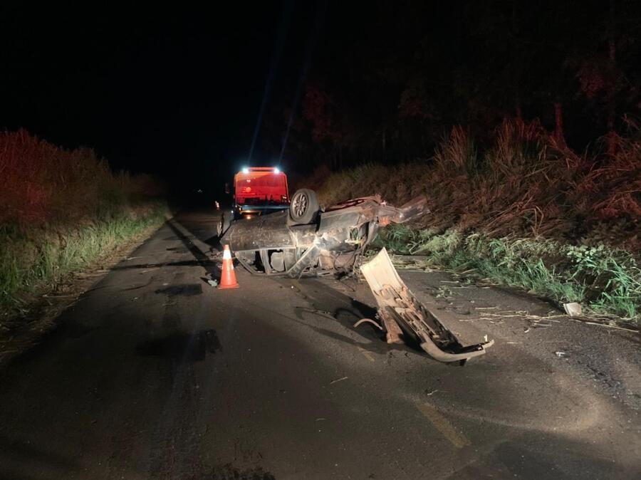 Jovem morre após bater carro contra barranco e ser ejetado na PR-542