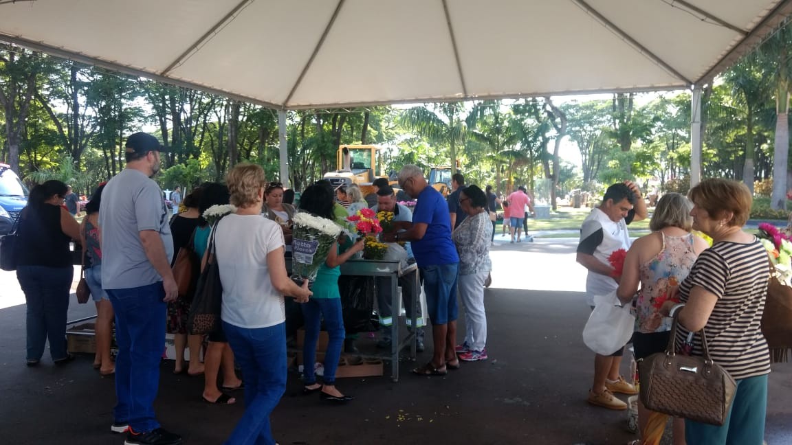 Cemitério Municipal recebe milhares de visitantes neste feriado
