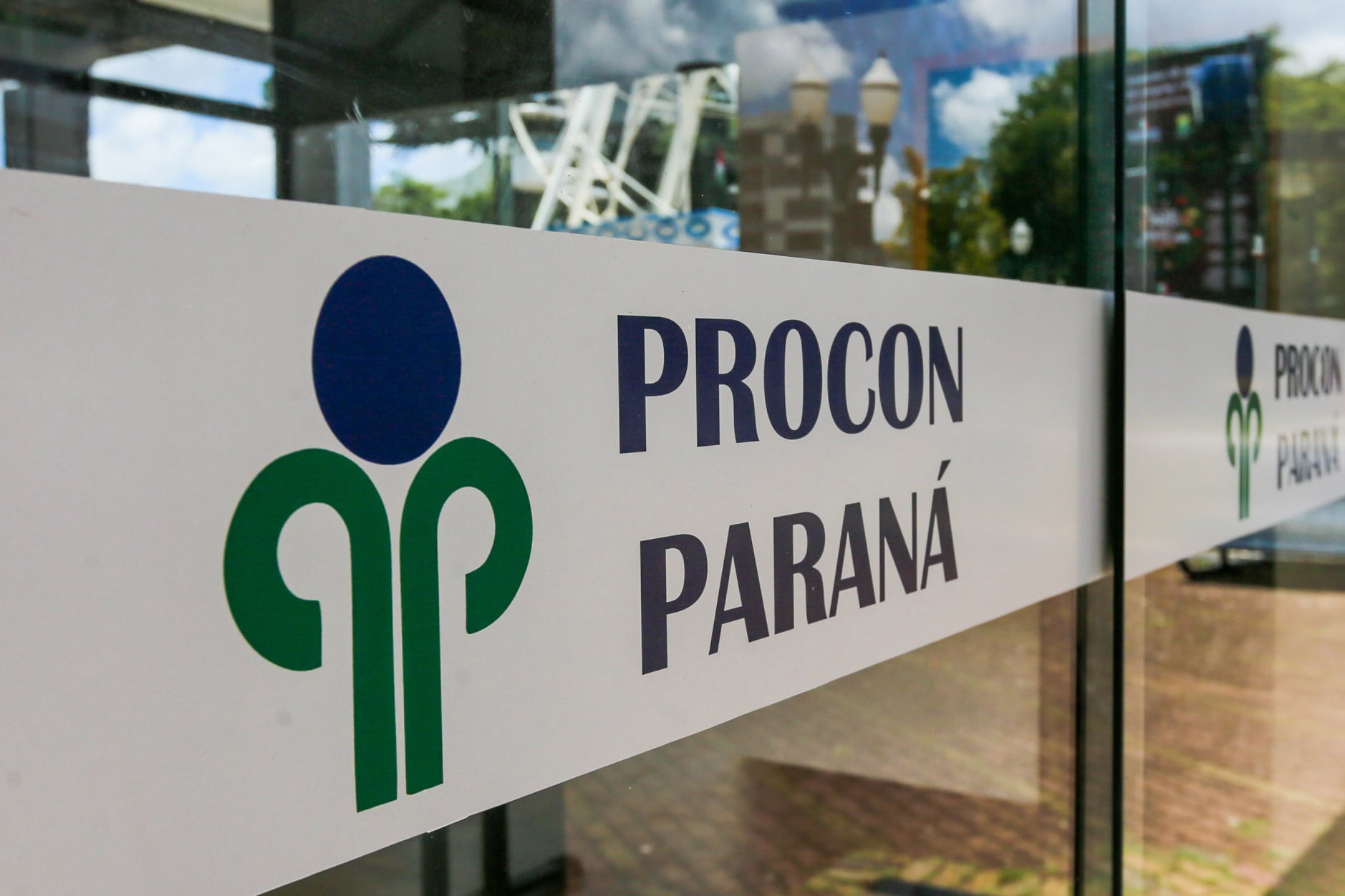 Procon-PR orienta os consumidores sobre o golpe do cartão trocado